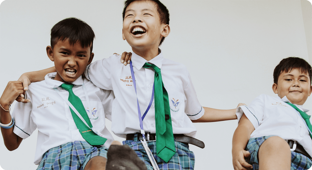 3 .微笑着，来自泰国的小男孩穿着校服在玩耍