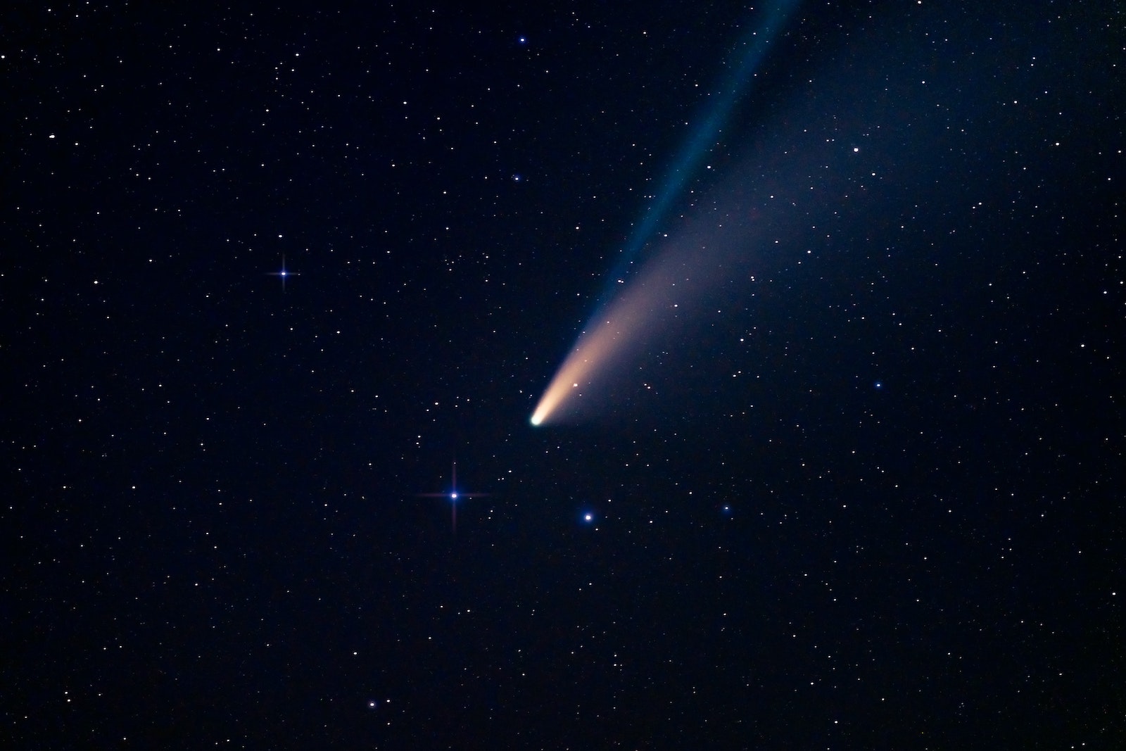 Comet shooting through starry night sky